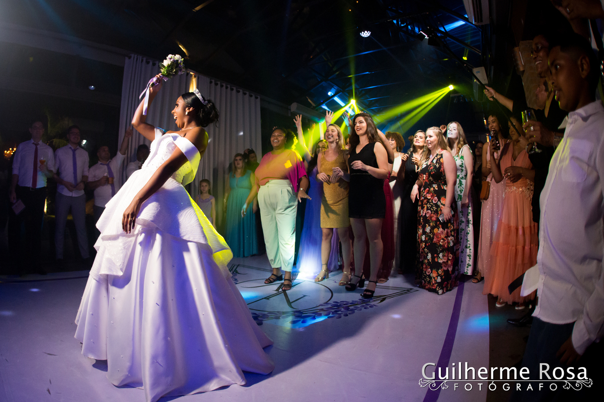 Casamento do lindo casal Nathalia Barbosa de Oliveira e Vinícius Madruga, local Paraíso Espaço de Eventos CERIMONIAL - Rosane Nunes, vestido de Georgia Schmaedecke, GASTRONOMIA- DARQUÊS EVENTOS, PASSADEIRA ESPELHO PROJECTSOM,BAR DE DRINKS- FLAVOR, DDING B