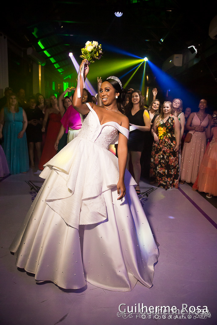 Casamento do lindo casal Nathalia Barbosa de Oliveira e Vinícius Madruga, local Paraíso Espaço de Eventos CERIMONIAL - Rosane Nunes, vestido de Georgia Schmaedecke, GASTRONOMIA- DARQUÊS EVENTOS, PASSADEIRA ESPELHO PROJECTSOM,BAR DE DRINKS- FLAVOR, DDING B