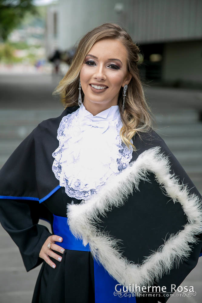 Momento  único da formanda freta flores no prédio 41  administração PUCRS
