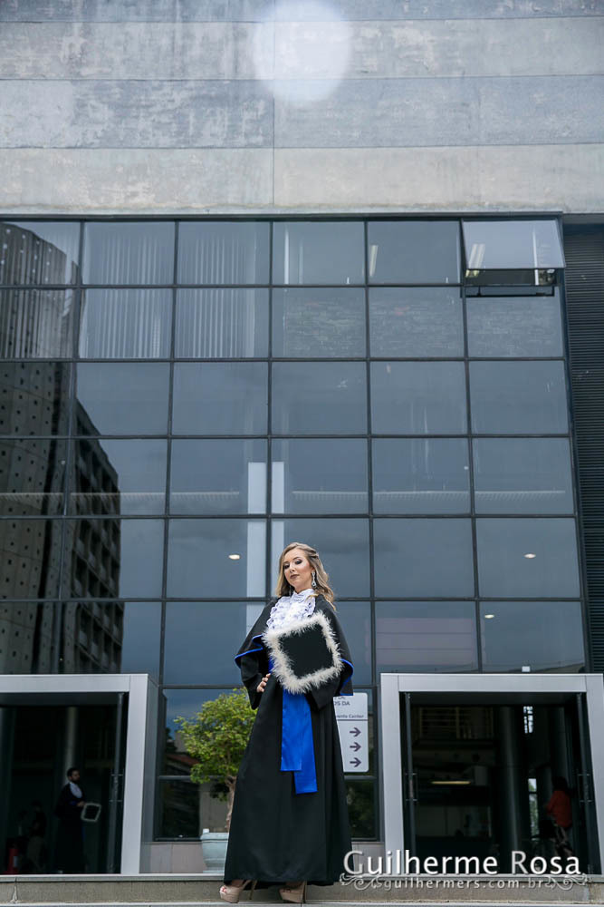 Momento  único da formanda freta flores no prédio 41  administração PUCRS