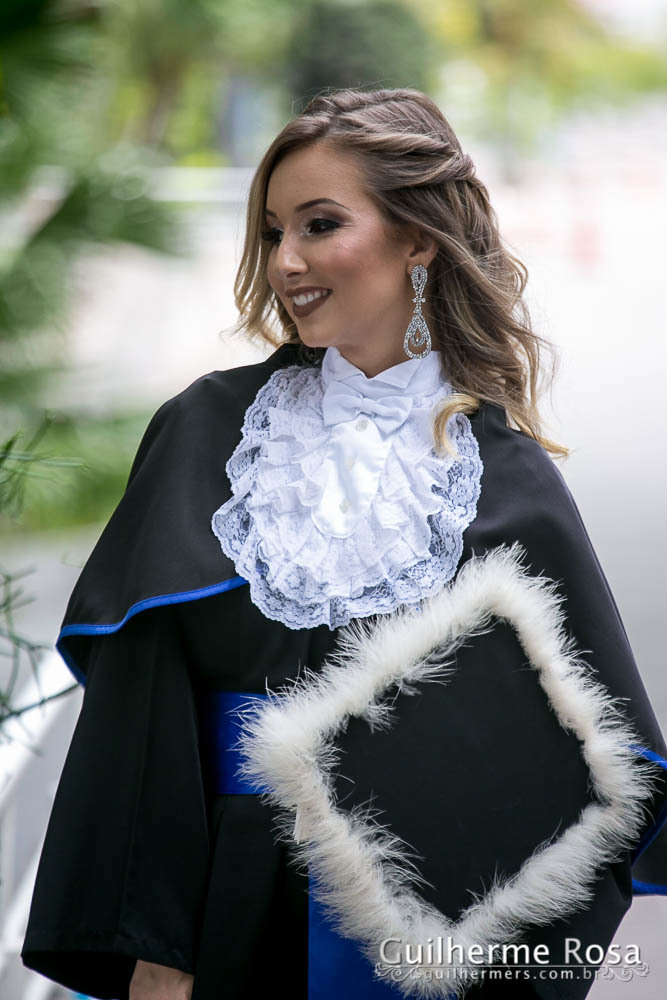 Momento  único da formanda freta flores no prédio 41  administração PUCRS