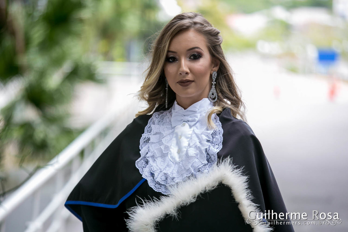 Momento  único da formanda freta flores no prédio 41  administração PUCRS