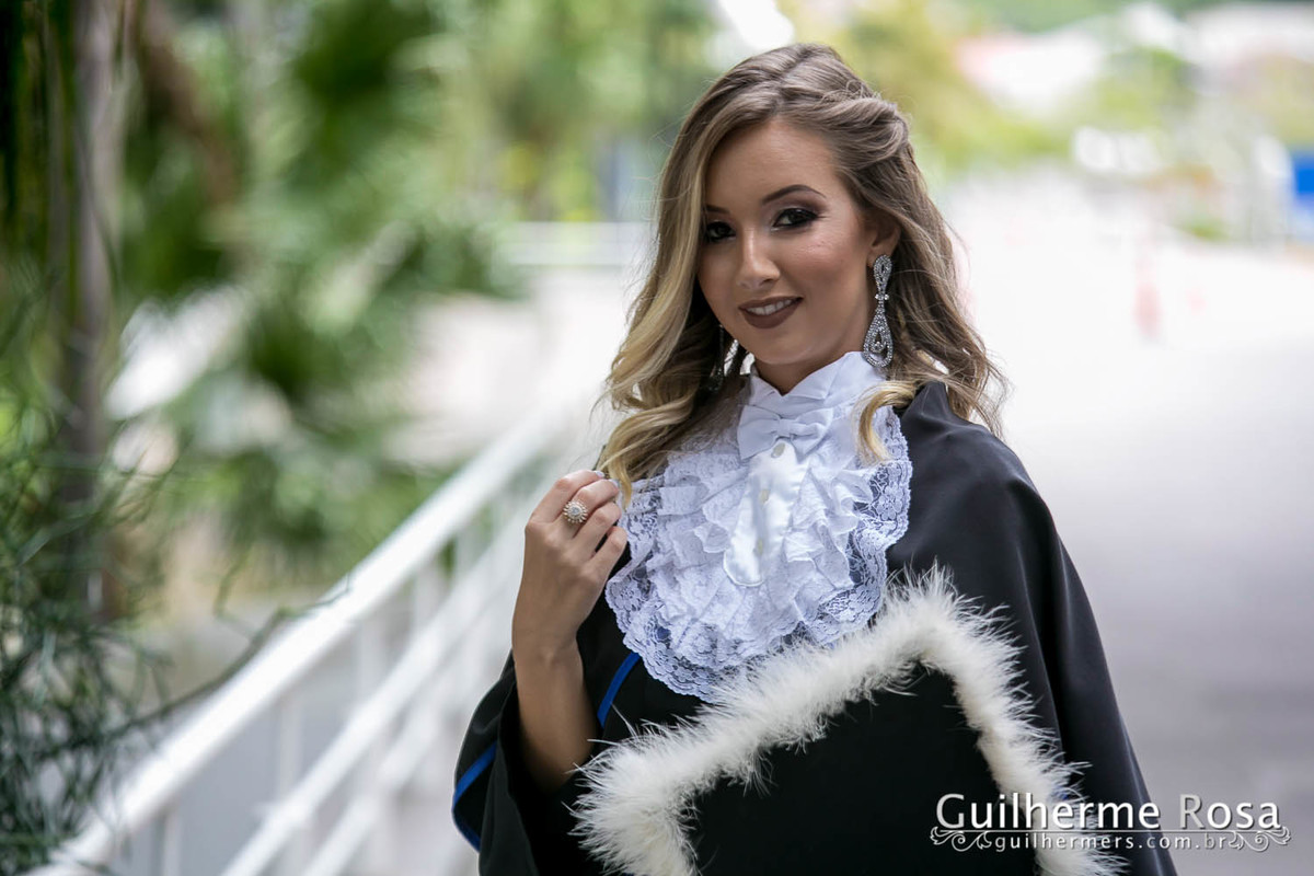 Momento  único da formanda freta flores no prédio 41  administração PUCRS