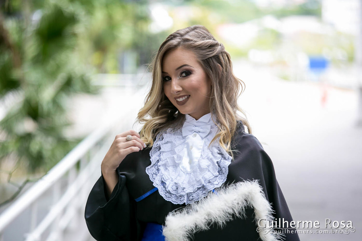 Momento  único da formanda freta flores no prédio 41  administração PUCRS