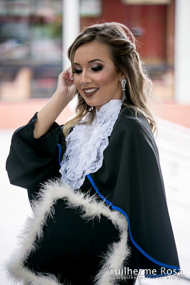 Momento  único da formanda freta flores no prédio 41  administração PUCRS - melhor custo beneficio