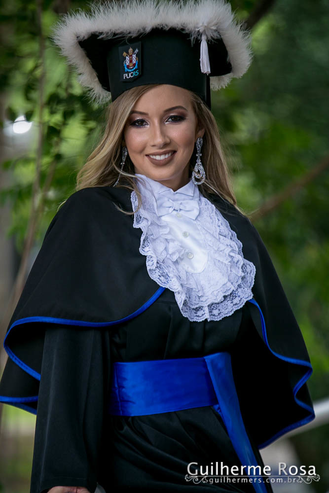 Momento  único da formanda freta flores no prédio 41  administração PUCRS - melhor custo beneficio