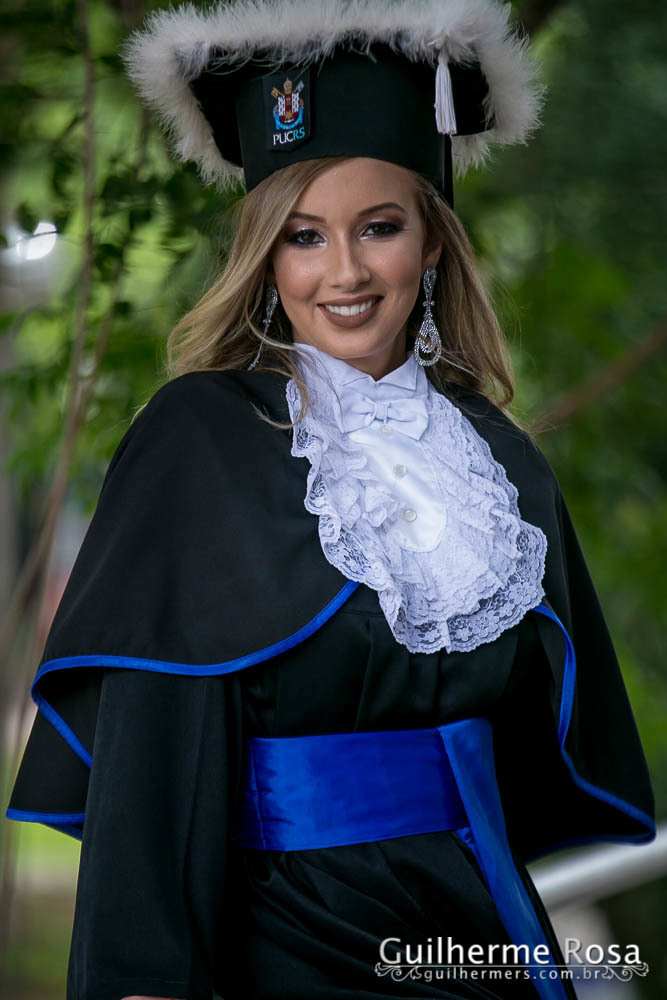 Momento  único da formanda freta flores no prédio 41  administração PUCRS - melhor custo beneficio