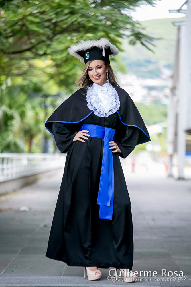 Momento  único da formanda freta flores no prédio 41  administração PUCRS - melhor custo beneficio