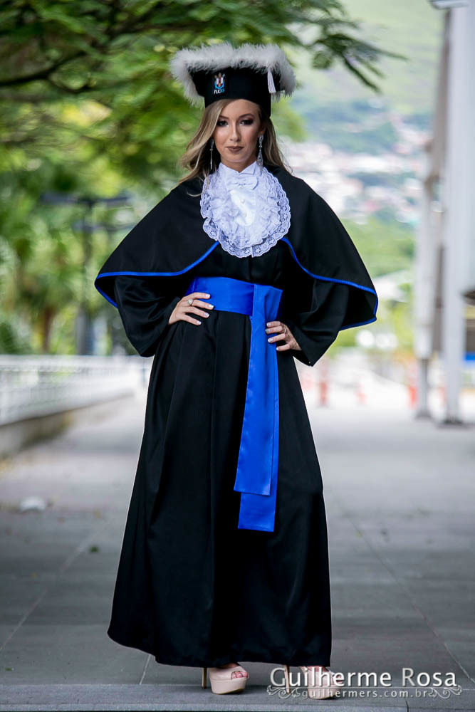 Momento  único da formanda freta flores no prédio 41  administração PUCRS - melhor custo beneficio