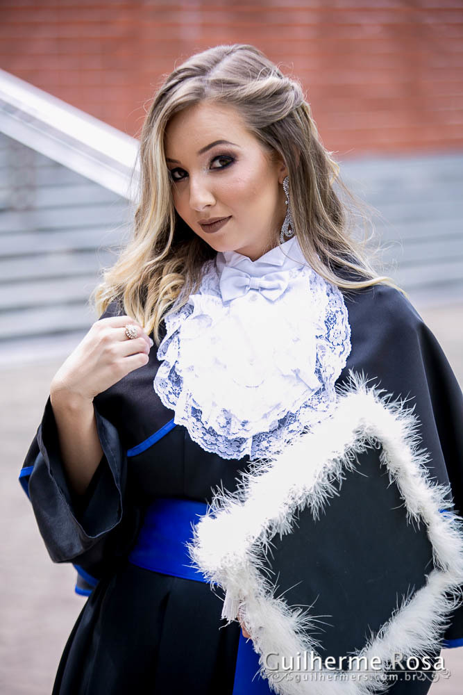 Momento  único da formanda freta flores no prédio 41  administração PUCRS - melhor custo beneficio