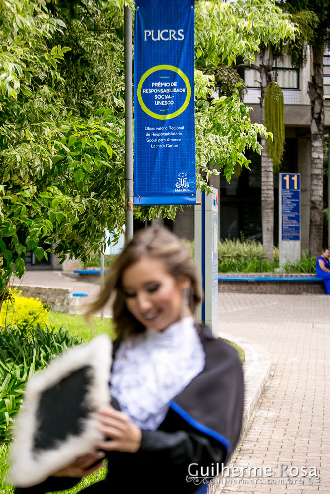 Momento  único da formanda freta flores no prédio 41  administração PUCRS - melhor custo beneficio
