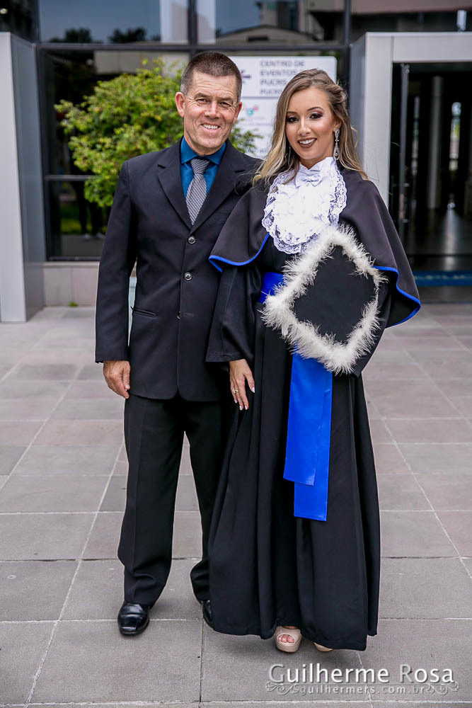 Momento  único da formanda freta flores no prédio 41  administração PUCRS - melhor custo beneficio