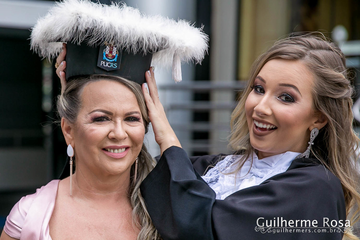 Momento  único da formanda freta flores no prédio 41  administração PUCRS - melhor custo beneficio