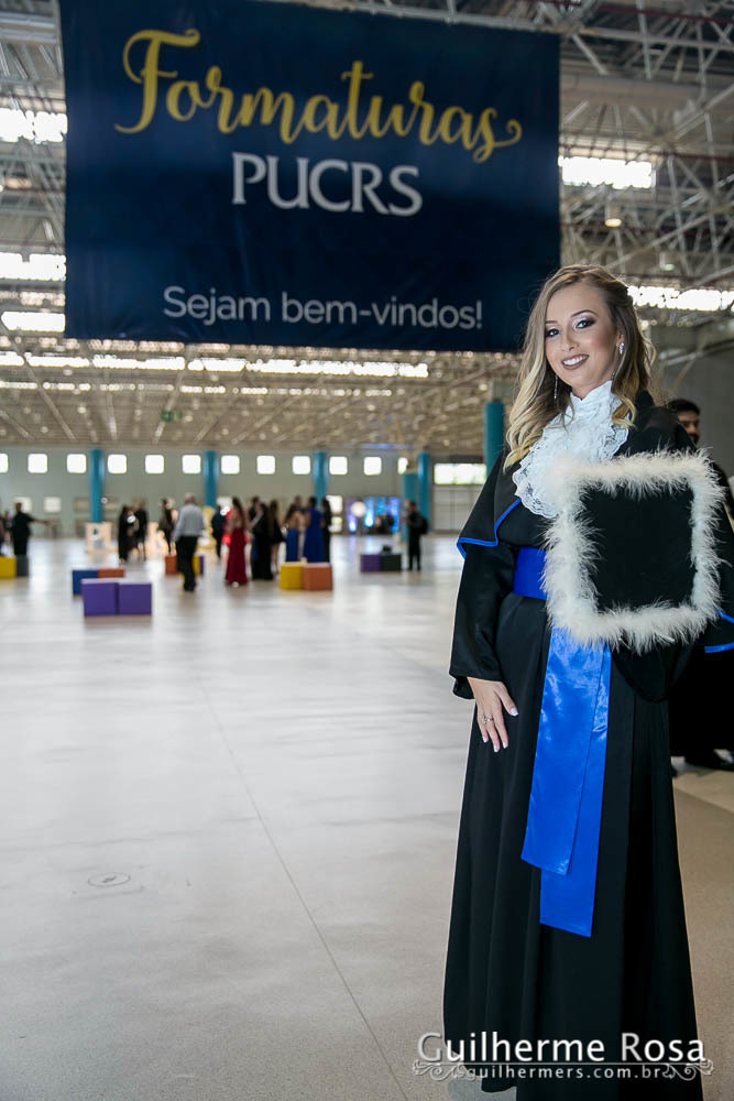 Momento  único da formanda freta flores no prédio 41  administração PUCRS - melhor custo beneficio