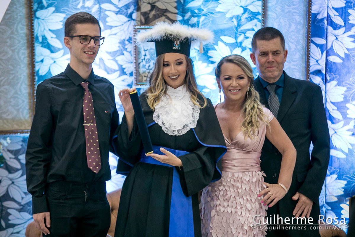 Momento  único da formanda freta flores no prédio 41  administração PUCRS - melhor custo beneficio