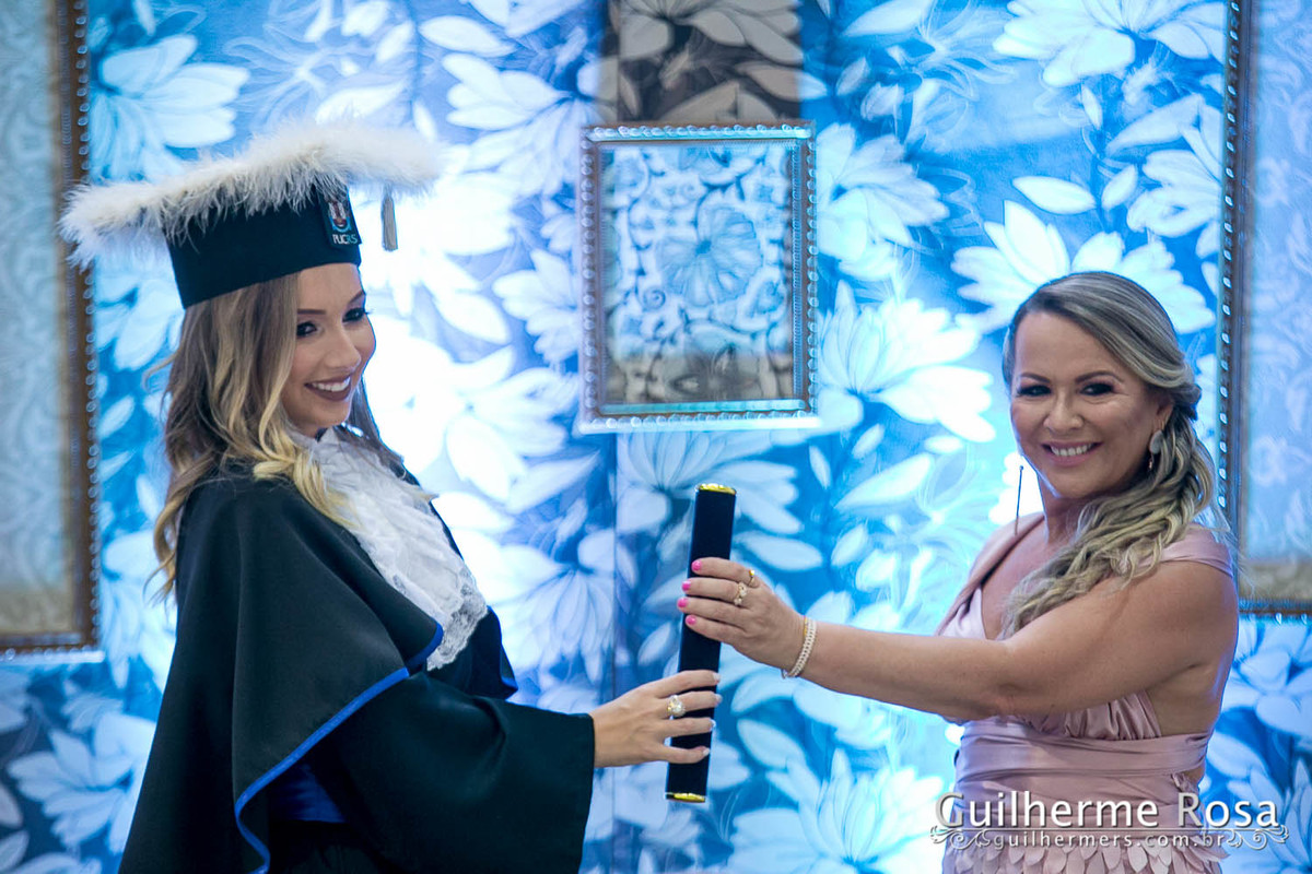 Momento  único da formanda freta flores no prédio 41  administração PUCRS - melhor custo beneficio