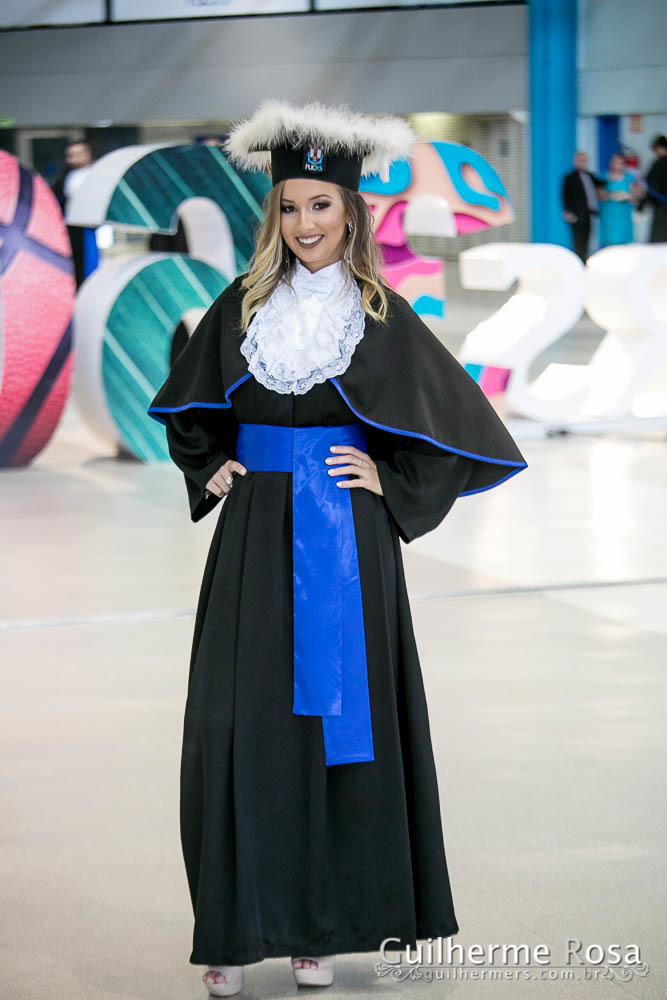 Momento  único da formanda freta flores no prédio 41  administração PUCRS - melhor custo beneficio