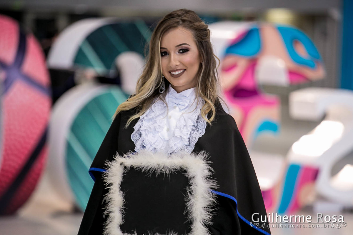 Momento  único da formanda freta flores no prédio 41  administração PUCRS - melhor custo beneficio