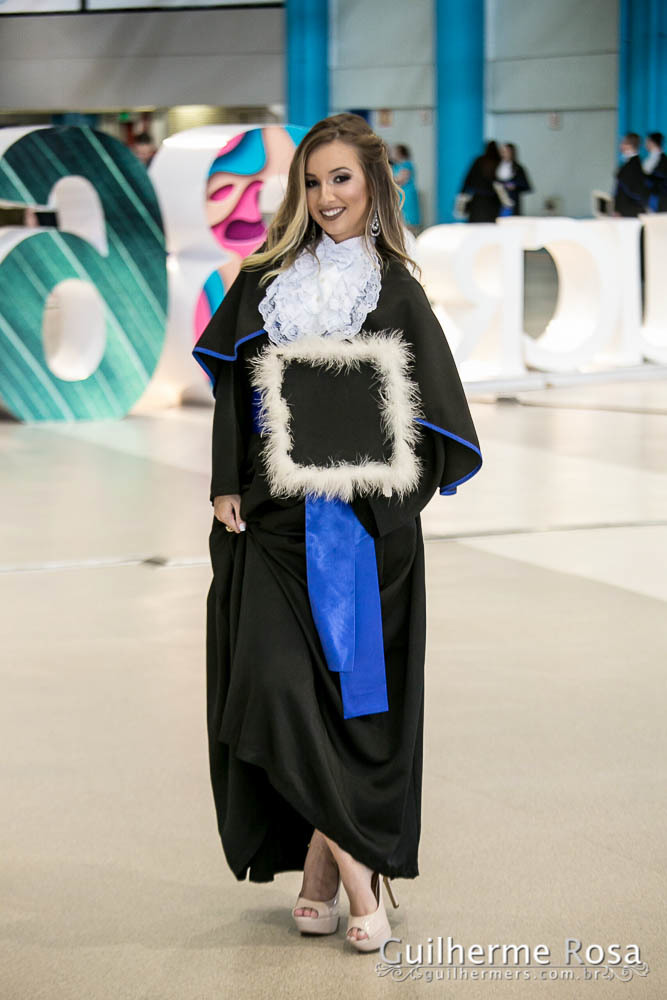 Momento  único da formanda freta flores no prédio 41  administração PUCRS - melhor custo beneficio