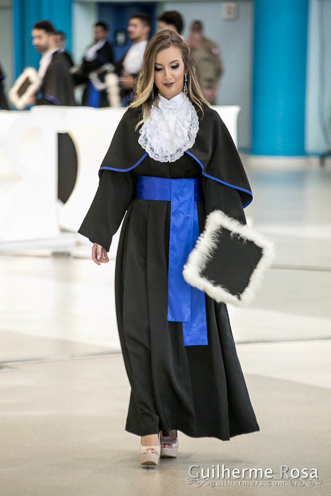 Momento  único da formanda freta flores no prédio 41  administração PUCRS - melhor custo beneficio