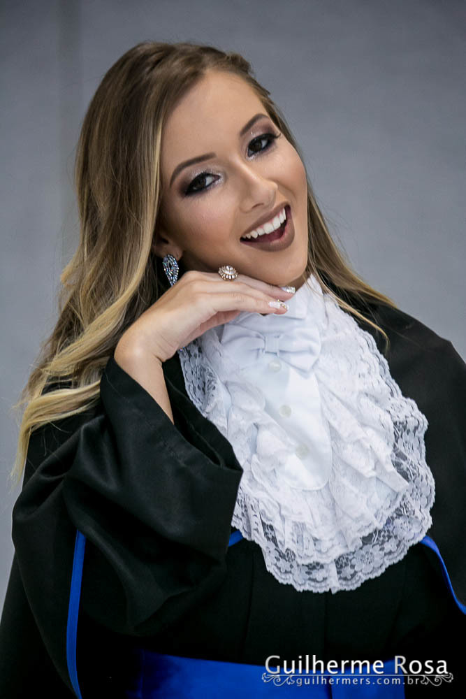 Momento  único da formanda freta flores no prédio 41  administração PUCRS - melhor custo beneficio