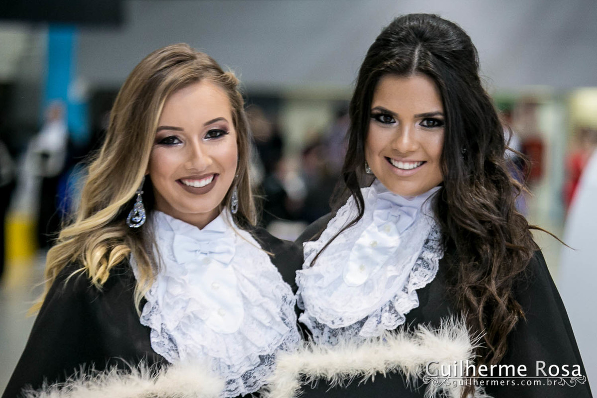 Momento  único da formanda freta flores no prédio 41  administração PUCRS - melhor custo beneficio