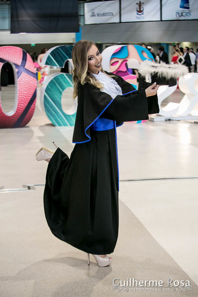 Momento  único da formanda freta flores no prédio 41  administração PUCRS - melhor custo beneficio