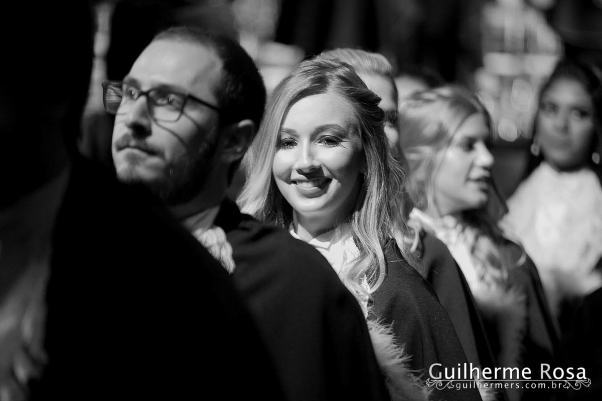 Momento  único da formanda freta flores no prédio 41  administração PUCRS - melhor custo beneficio