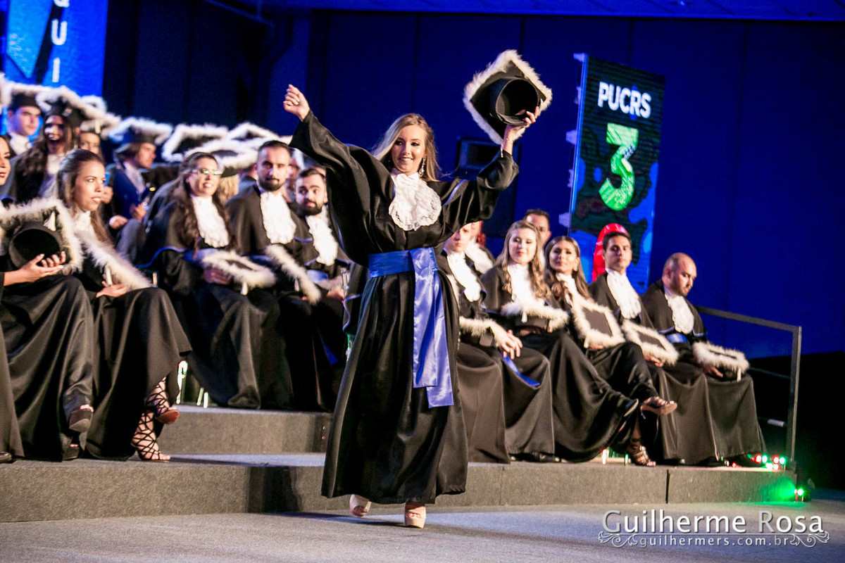 Momento  único da formanda freta flores no prédio 41  administração PUCRS - melhor custo beneficio