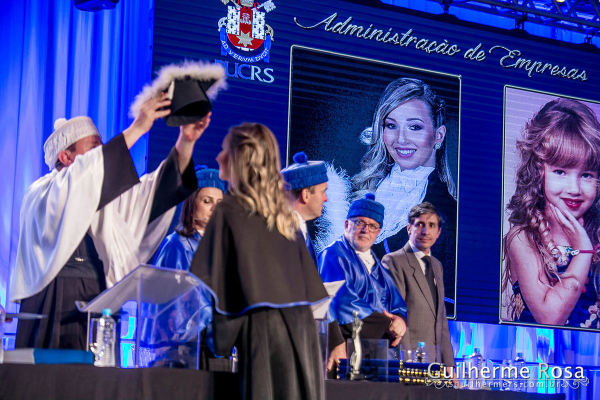 Momento  único da formanda freta flores no prédio 41  administração PUCRS - melhor custo beneficio