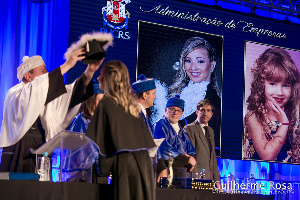 momento único da greta flores recebendo o barrete do reitor na pucrs