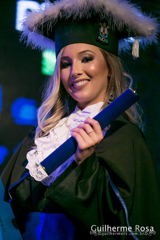 Momento  único da formanda freta flores no prédio 41  administração PUCRS - melhor custo beneficio