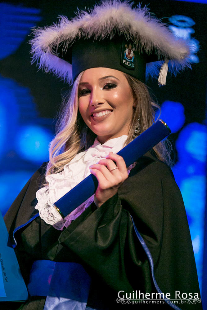 Momento  único da formanda freta flores no prédio 41  administração PUCRS - melhor custo beneficio