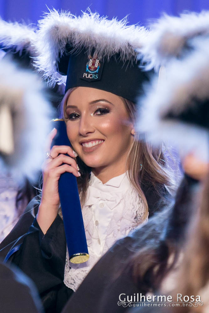 Momento  único da formanda freta flores no prédio 41  administração PUCRS - melhor custo beneficio