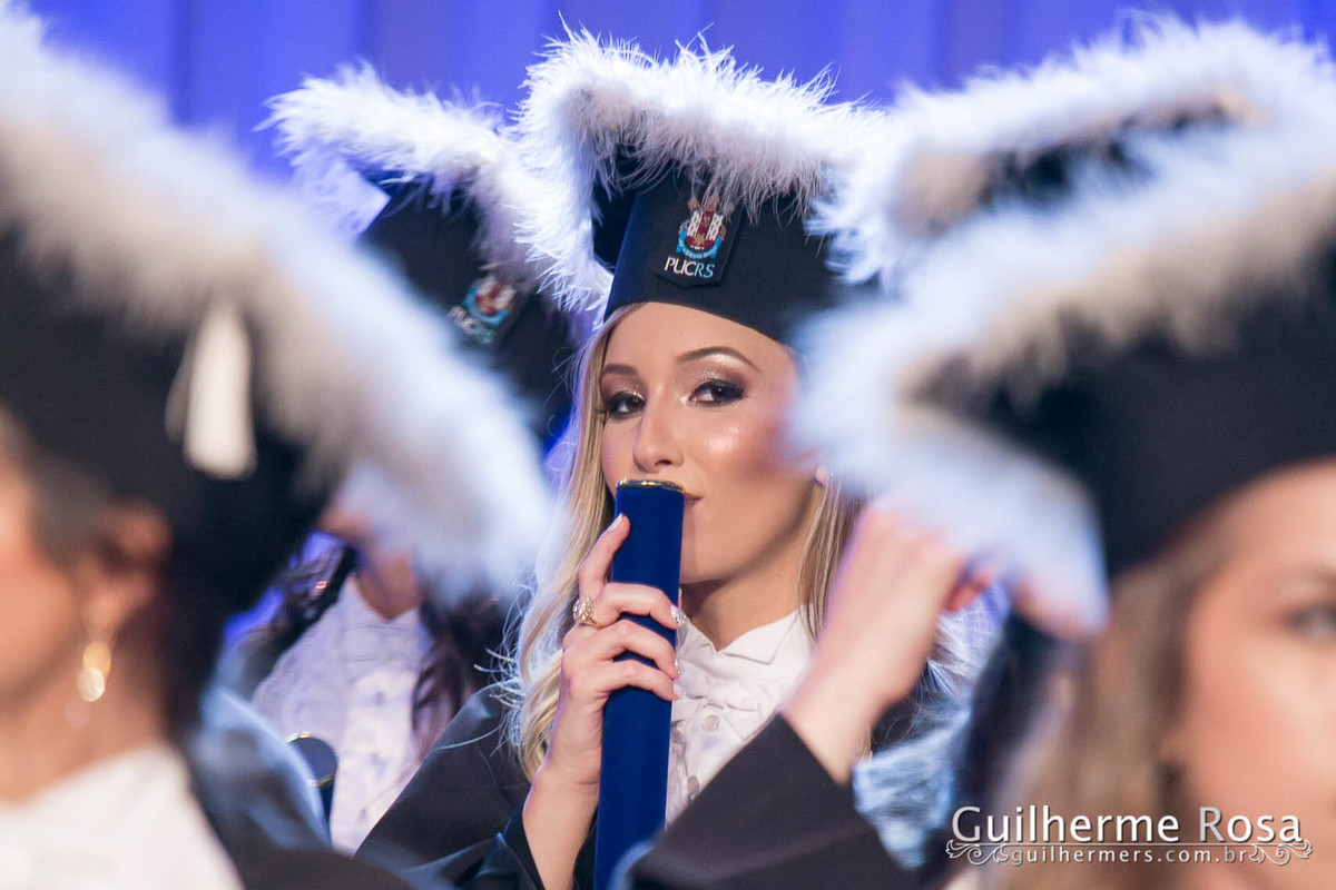 Momento  único da formanda freta flores no prédio 41  administração PUCRS - melhor custo beneficio