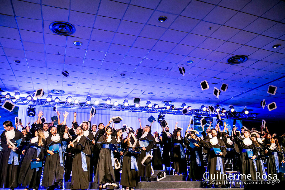Momento  único da formanda freta flores no prédio 41  administração PUCRS - melhor custo beneficio