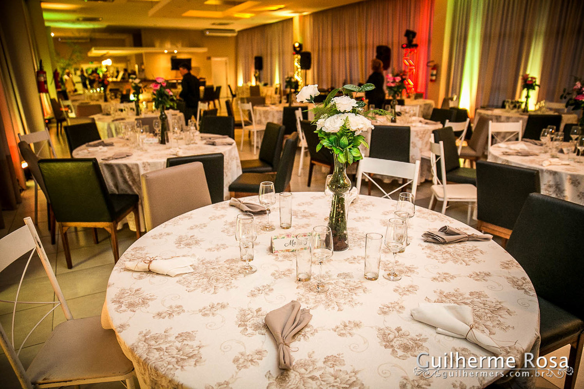 Momento  único da formanda freta flores no prédio 41  administração PUCRS - melhor custo beneficio