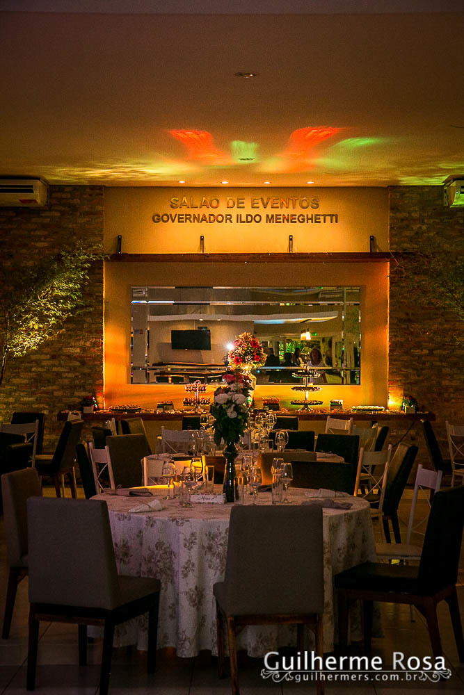 Momento  único da formanda freta flores no prédio 41  administração PUCRS - melhor custo beneficio