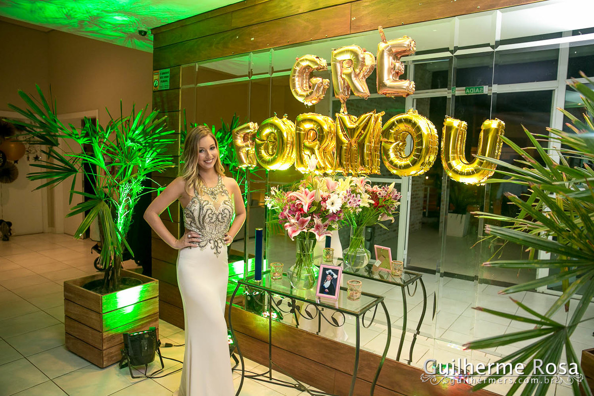 formanda pousando para guilherme rosa fotógrafo 