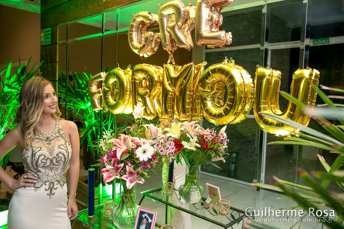 formanda pousando para guilherme rosa fotógrafo 