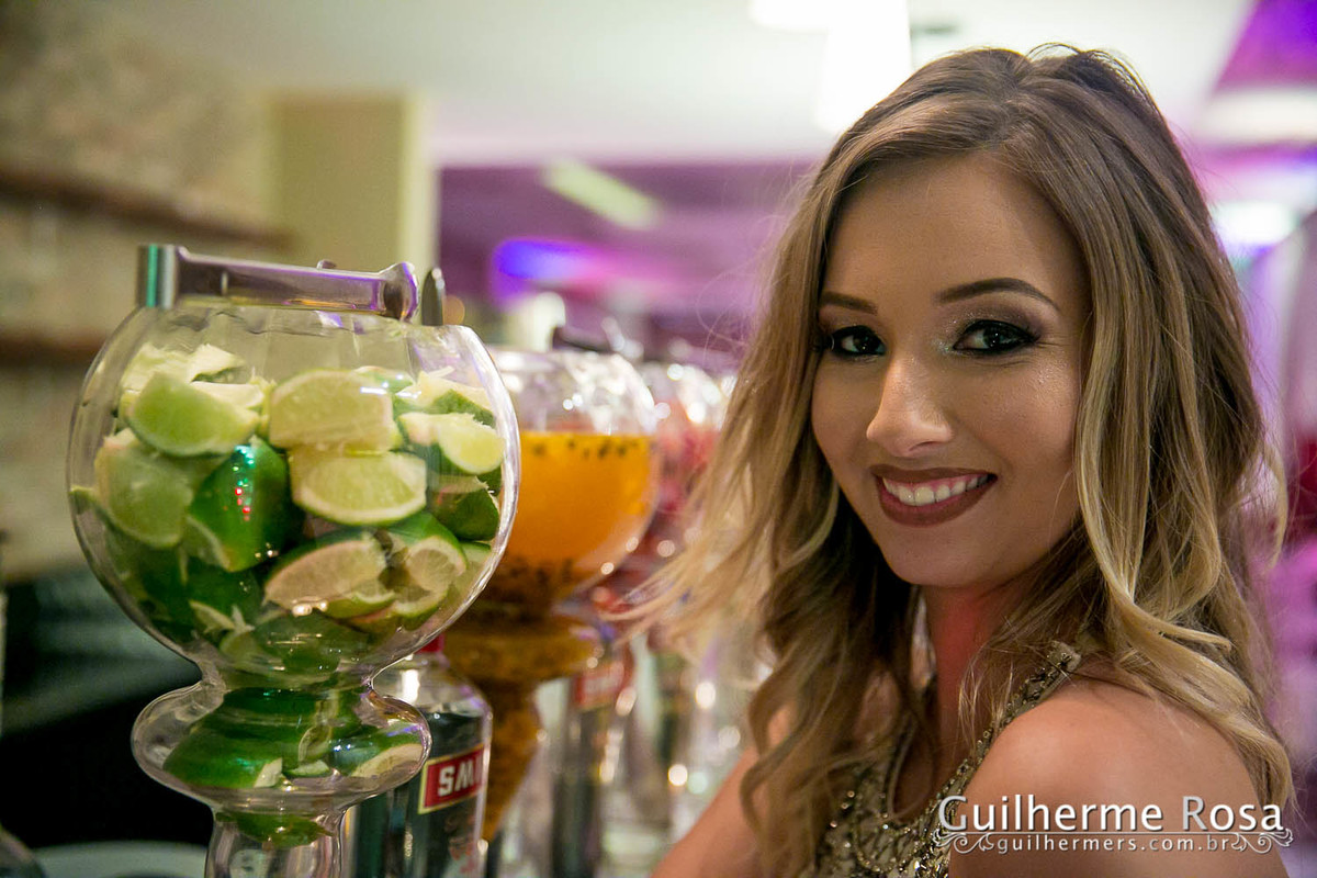 Momento  único da formanda freta flores no prédio 41  administração PUCRS - melhor custo beneficio