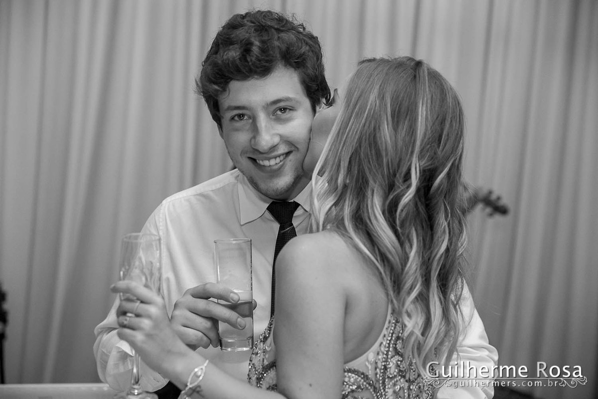 Momento  único da formanda freta flores no prédio 41  administração PUCRS - melhor custo beneficio