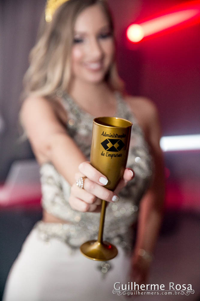 Momento  único da formanda freta flores no prédio 41  administração PUCRS - melhor custo beneficio