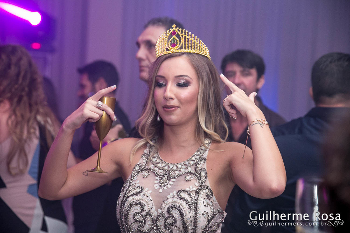 Momento  único da formanda freta flores no prédio 41  administração PUCRS - melhor custo beneficio