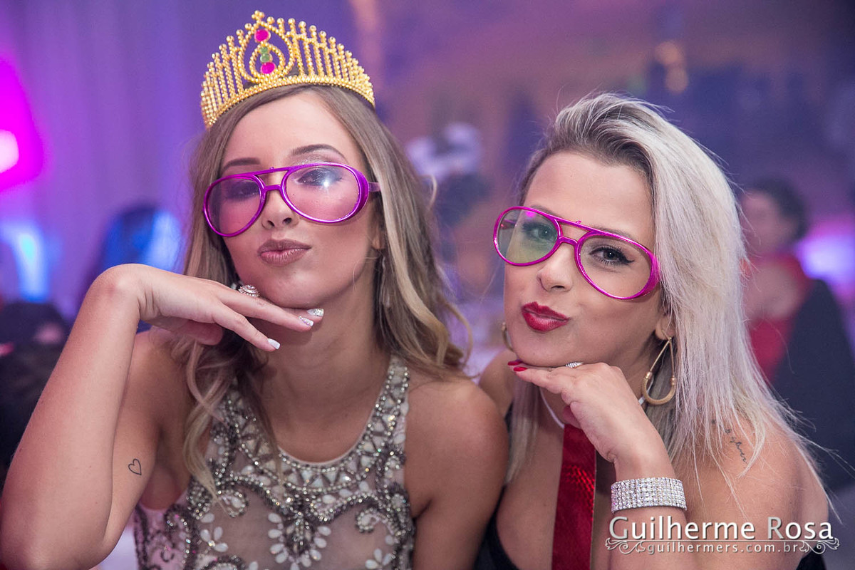 Momento  único da formanda freta flores no prédio 41  administração PUCRS - melhor custo beneficio