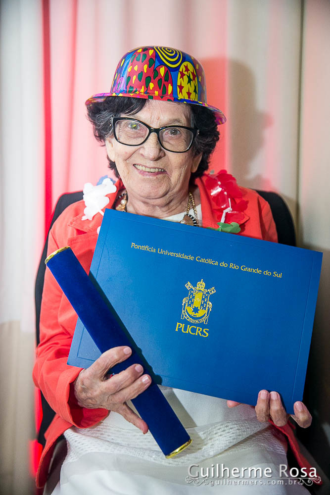 avó da formanda feliz da vida com a neta formada em administração pela pucrs Greta Flores