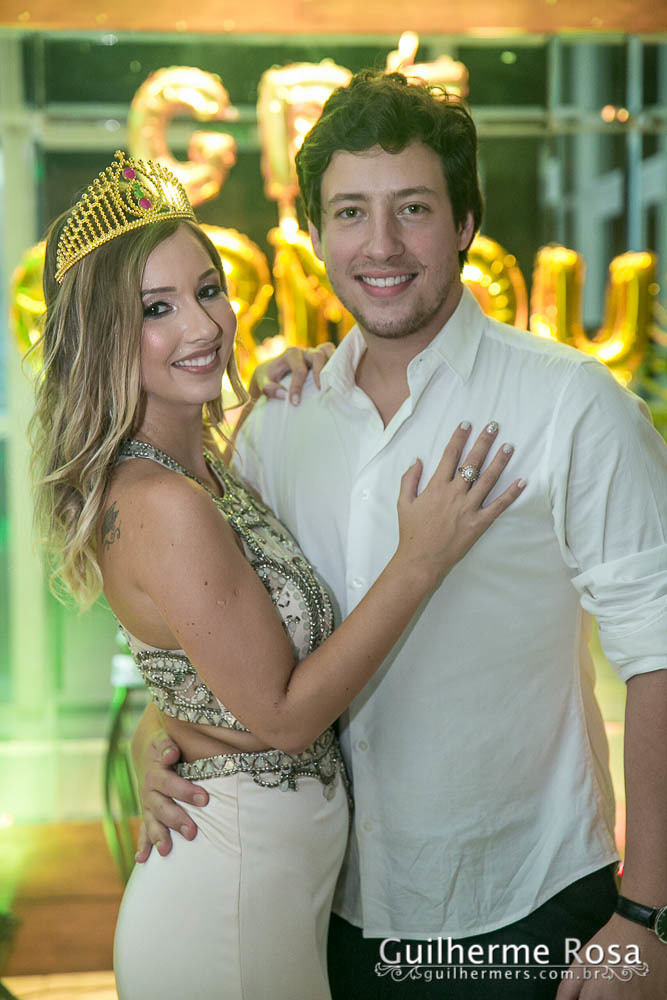 Momento  único da formanda freta flores no prédio 41  administração PUCRS - preço barato 