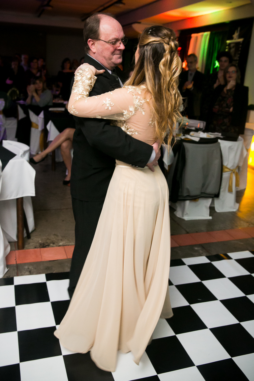 15 anos da @Stephanie Pieri Kolbe no AABB  Salão Guarujá,  cerimonialistas  Andréia Pieri e Marlise Kvietinski , decoradoras Graça Cunha e Aura Costa nunes, Dj Alehandro Suarez,  vestido da Brasil Pitanga.

Com Mãe @Adriane Pieri e tia dinda @Andréia Pier