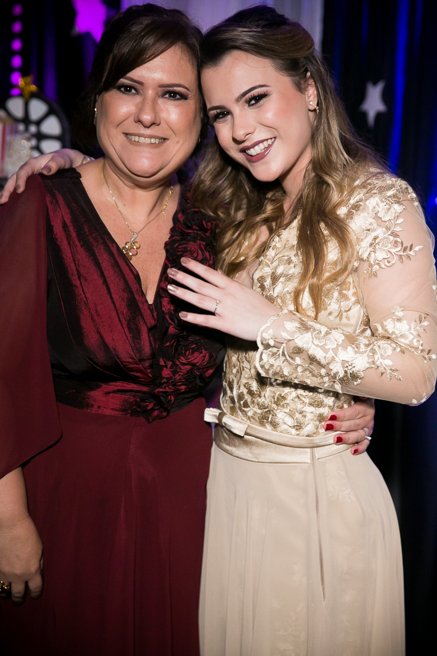 15 anos da @Stephanie Pieri Kolbe no AABB  Salão Guarujá,  cerimonialistas  Andréia Pieri e Marlise Kvietinski , decoradoras Graça Cunha e Aura Costa nunes, Dj Alehandro Suarez,  vestido da Brasil Pitanga.

Com Mãe @Adriane Pieri e tia dinda @Andréia Pier