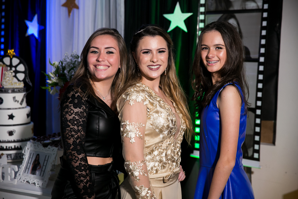 15 anos da @Stephanie Pieri Kolbe no AABB  Salão Guarujá,  cerimonialistas  Andréia Pieri e Marlise Kvietinski , decoradoras Graça Cunha e Aura Costa nunes, Dj Alehandro Suarez,  vestido da Brasil Pitanga.

Com Mãe @Adriane Pieri e tia dinda @Andréia Pier